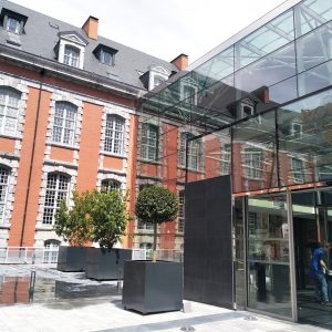 Duża ozdobna donica Suita SUI150 firmy Symphonie Planters w kolorze szarym RAL 7016 (Anthracite grey)