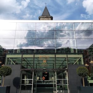 Duża ozdobna donica Suita SUI100 firmy Symphonie Planters w kolorze szarym RAL 7016 (Anthracite grey)