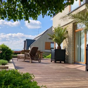 Duża ozdobna donica Chanson CHA078 firmy Symphonie Planters w kolorze czarnym RAL 9005 (Jet black)