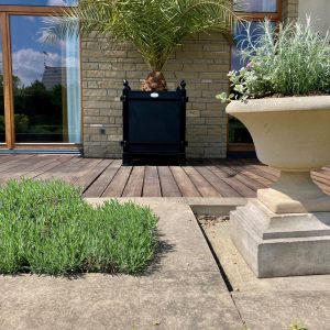 Duża ozdobna donica Chanson CHA078 firmy Symphonie Planters w kolorze czarnym RAL 9005 (Jet black)